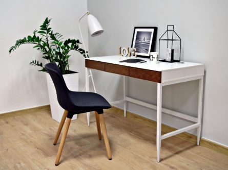 Białe biurko lakierowane z drewnianymi szufladami doris