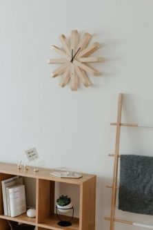 Drewniany zegar na ścianę ribon