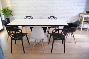 Designerski stół rozkładany niko w połysku z białym blatem i czarną nogą