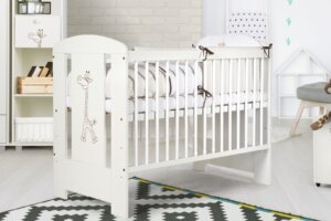 Białe łóżeczko ze szczebelkami dla niemowlaka żyrafka 120×60