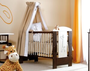 Łóżeczko niemowlęce z aplikacją żyrafka 120×60 ecru/orzech